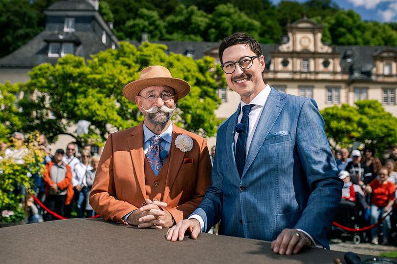 Der Kunsthistoriker und Galerist Colmar Schulte-Goltz (rechts) ist in Horst Lichters XXL-Ausgabe von "Bares für Rares" als einer der Experten dabei. Er tritt seit 2015 in der ZDF-Sendung auf. Der Kunsthistoriker und Galerist Colmar Schulte-Goltz (rechts) ist in Horst Lichters XXL-Ausgabe von "Bares für Rares" als einer der Experten dabei. Er tritt seit 2015 in der ZDF-Sendung auf.