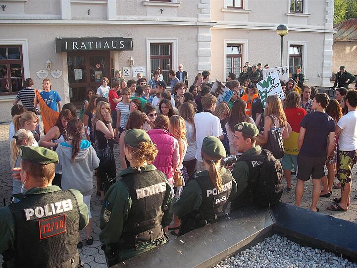 Jugendliche vor dem Miesbacher Rathaus. Die Polizei ist mit 100 Beamten bei der Demo im Einsatz.