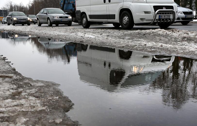 Tauwetter: Nach dem Schnee kommt das Wasser auf den Straßen