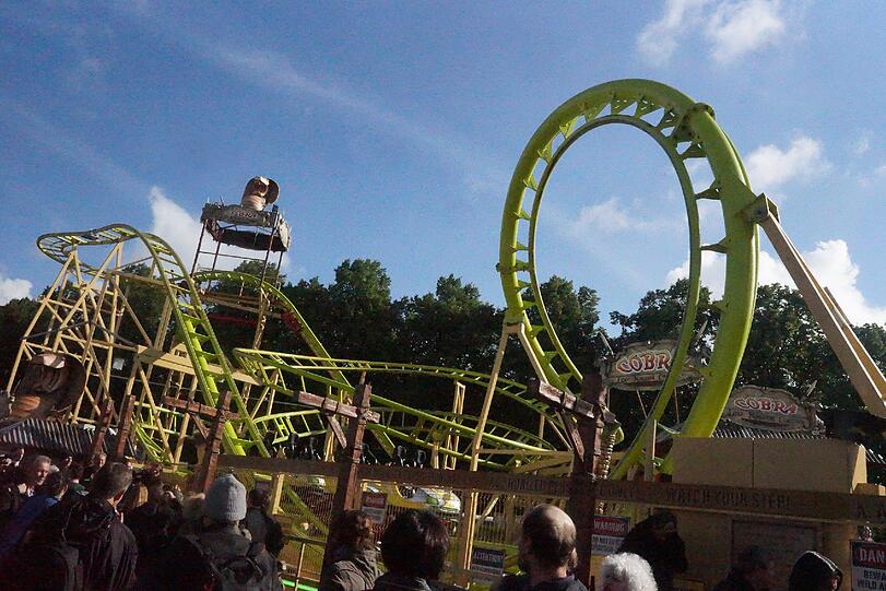 Mit der Achterbahn "Cobra" gibt es einen absoluten Wiesn-Neuling unter den Fahrgeschäften zu bestaunen!