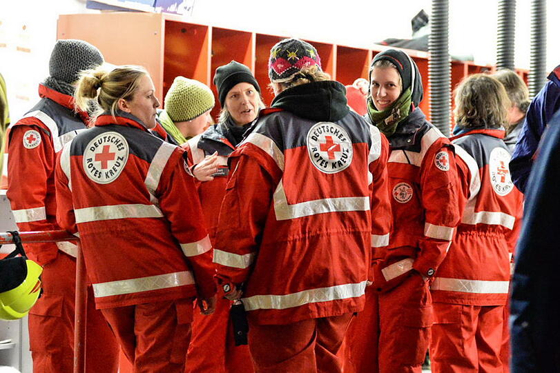 Unfallflucht am Chiemsee: Die Bilder vom Unfallort und von der Suchaktion.