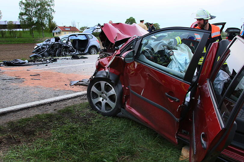 Eine 18-jährige Fahranfängerin kam mit ihrem Auto auf die Gegenfahrbahn und prallte frontal mit einem entgegenkommenden BMW zusammen.