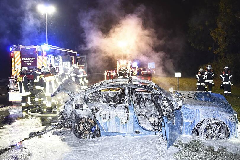 Das Wrack wurde nach der Kollision mit dem Baum noch weiter geschleudert und ging sofort in Flammen auf.