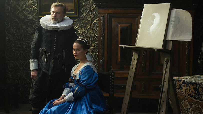 Der reiche Kaufmann und seine junge Frau beim Porträtsitzen: Christoph Waltz und Alicia Vikander.