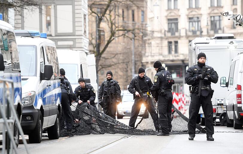Durchkommen unmöglich: Die Polizei sperrte den Bereich rund um den Bayerischen Hof weiträumig ab.