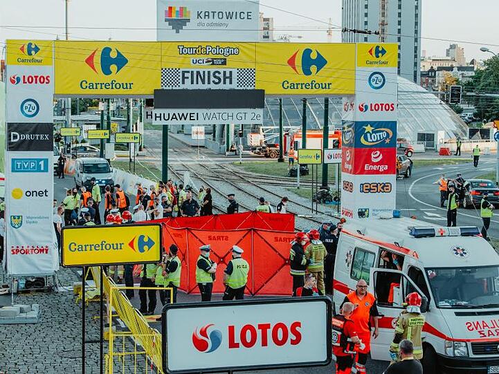 Rettungskräfte kümmerten sich im Zielbereich in Kattowitz um den schwer verletzten Fabio Jakobsen.