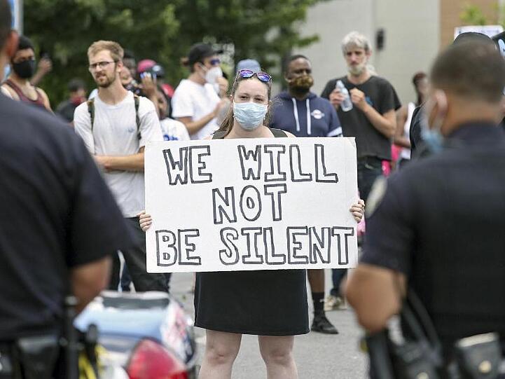 Erneut ist ein Afroamerikaner bei einem Polizeieinsatz in den USA ums Leben gekommen.