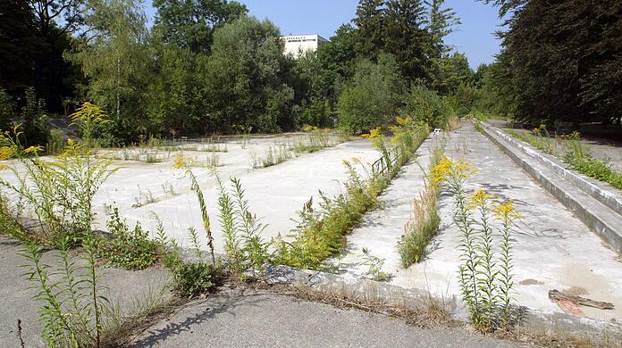 Im Floriansmühlebad sind die Becken leer und überwuchert. Das einstige Freibad wird seit Ende der 80er nicht mehr genutzt.
