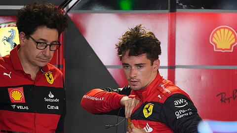Ferrari-Pilot Charles Leclerc (r) und Teamchef Mattia Binotto im Gespräch.