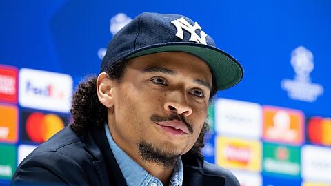 Mode ist neben dem Fußball seine Berufung: Leroy Sane im stylishen Outfit bei der Hinspiel-PK in London – dort sprach der Bayern-Star auch über seine Zukunft.