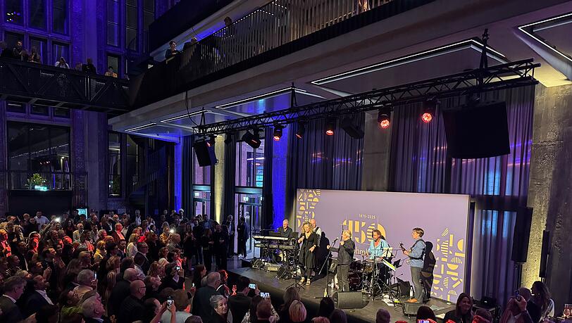 Ein Höhepunkt beim Fest ist der Auftritt von Günther Sigl von der Spider Murphy Gang. Ein Höhepunkt beim Fest ist der Auftritt von Günther Sigl von der Spider Murphy Gang.