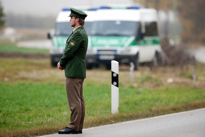 ...erweisen Polizeibeamte dem am 28. Oktober im Dienst erschossenen Augsburger Polizisten Mathias V....