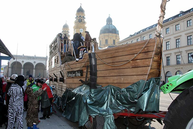Damische Ritter: Auch bei Minusgraden lassen es die Narren in München krachen. Die Bilder vom Umzug