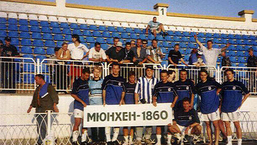 Die Fans und die Mannschaft gemeinsam auf einem Gruppenfoto. Damals spielten noch Spieler wie Martin Max, Paul Agostino, Marco Kurz oder Harald Cerny für die Löwen. Trainer war damals Peter Pacult. Die Fans und die Mannschaft gemeinsam auf einem Gruppenfoto. Damals spielten noch Spieler wie Martin Max, Paul Agostino, Marco Kurz oder Harald Cerny für die Löwen. Trainer war damals Peter Pacult.