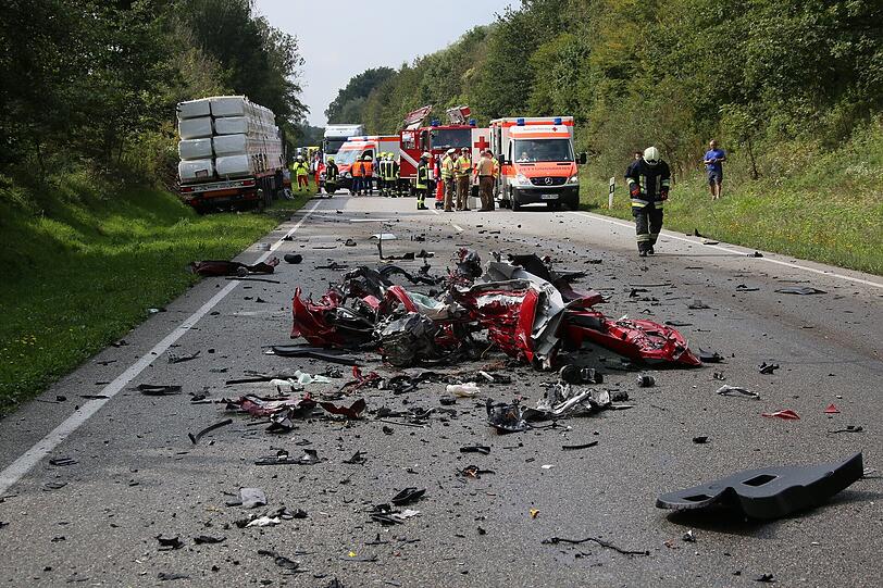 Der Wagen wurde bei dem Zusammenstoß mit dem Lkw regelrecht in seine Einzelteile zerissen.