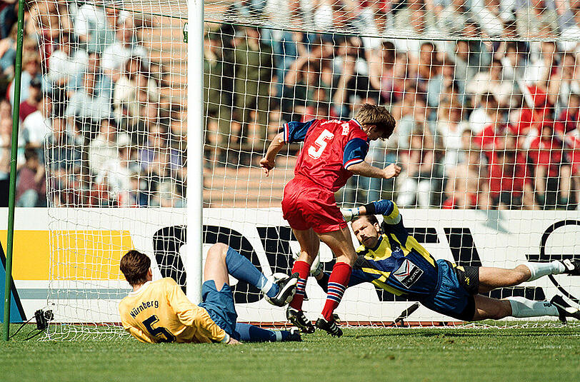 Das Phantom-Tor 1994: Thomas Helmer schiebt den Ball im Trikot des FC Bayern gegen den "Club" aus Nürnberg kläglich am Tor vorbei - Schiedsrichter Hans-Joachim Osmers entscheidet nach einem Hinweis seines Linienrichters auf Tor. Bayern gewann dadurch mit 2:1. Das Spiel wird später wiederholt: Bayern siegt souverän mit 5:0.