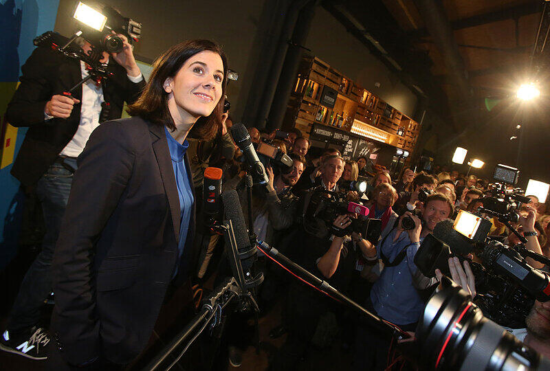 Wahrscheinlich weiterhin dabei und happy spricht die Spitzenkandidatin der Hamburger FDP, Katja Suding, während der Wahlparty in Hamburg nach der ersten Hochrechnung für die Bürgerschaftswahl zu den Parteianhängern.