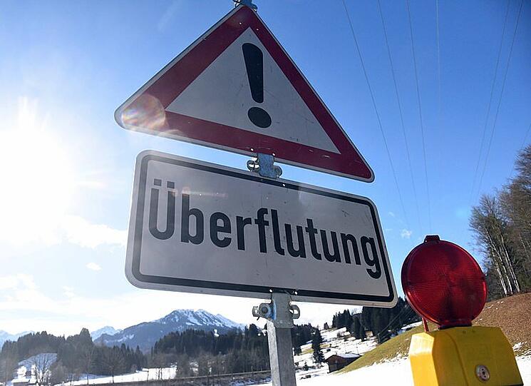 Regen und Sturm sorgen in Bayern für Überflutungen und Lawinengefahr.