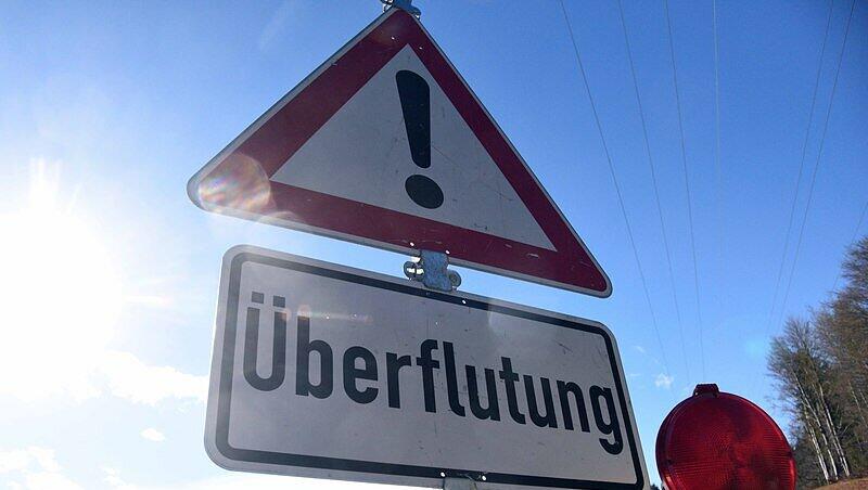 Regen und Sturm sorgen in Bayern für Überflutungen und Lawinengefahr. Regen und Sturm sorgen in Bayern für Überflutungen und Lawinengefahr.