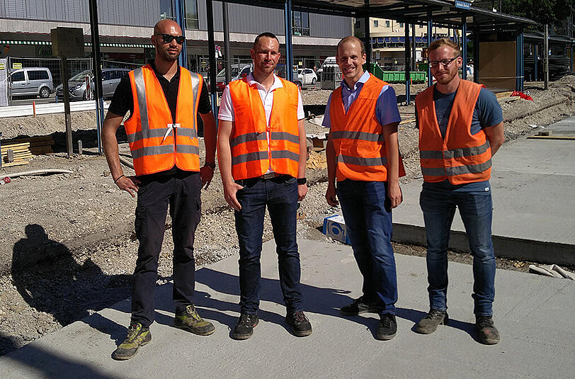 Bauleiter Marco Maurer (zweiter v. li.) steht mit MVG-Sprecher Matthias Korte (dritter v. li.) und zwei Kollegen an der entkernten Haltestelle am Stachus.