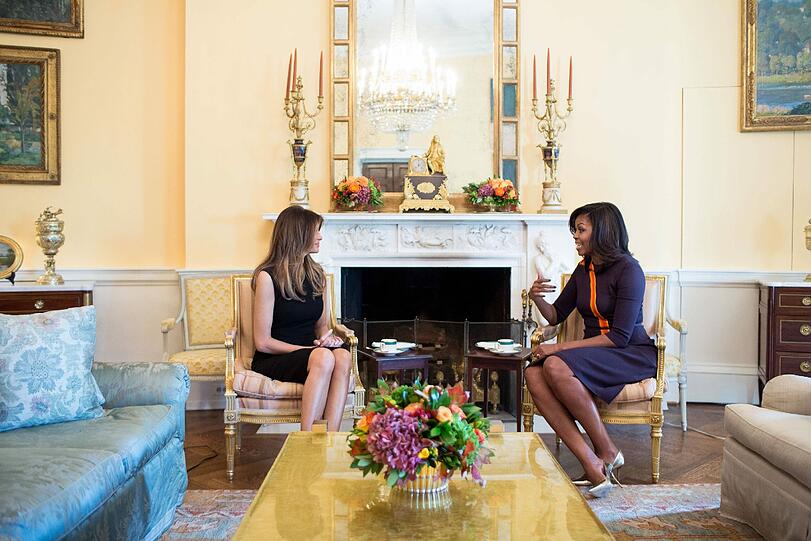 Gegensätze treffen aufeinander: Melanie Trump und Michelle Obama im Yellow Oval Room.
