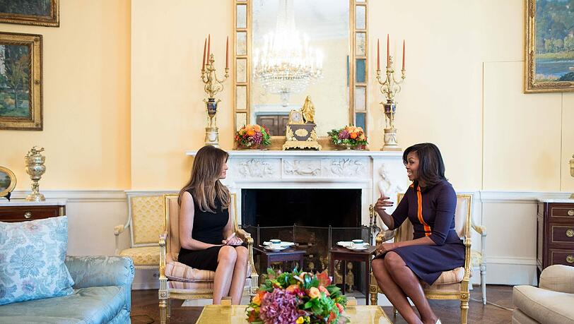 Gegensätze treffen aufeinander: Melanie Trump und Michelle Obama im Yellow Oval Room. Gegensätze treffen aufeinander: Melanie Trump und Michelle Obama im Yellow Oval Room.