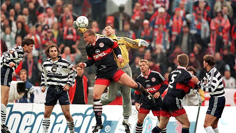 SAISON 1997/1998: Am 14. Februar 1998 spielte der FC Bayern in Berlin gegen Hertha BSC. Im Olympiastadion setzte es eine 1:2-Niederlage für den Rekordmeister. SAISON 1997/1998: Am 14. Februar 1998 spielte der FC Bayern in Berlin gegen Hertha BSC. Im Olympiastadion setzte es eine 1:2-Niederlage für den Rekordmeister.