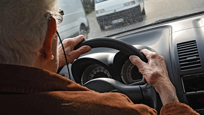 Viele Senioren halten sich selbst noch für Fahrtüchtig - obwohl sie es nicht mehr sind.