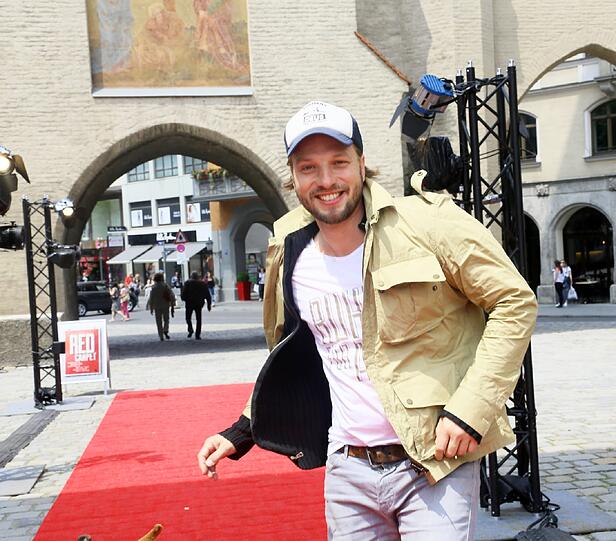 Der Münchner Künstler Michael Pendry hatte die Idee, jetzt während des Filmfest. Der Walk auf dem 15 Meter langen roten Teppich...
