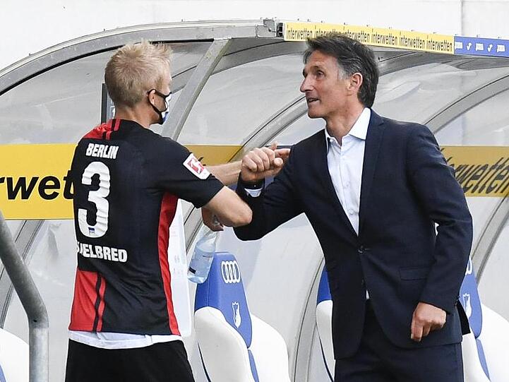 Premiere gelungen: Hertha-Coach Bruno Labbadia feiert mit Per Skjelbred den Sieg bei 1899 Hoffenheim.
