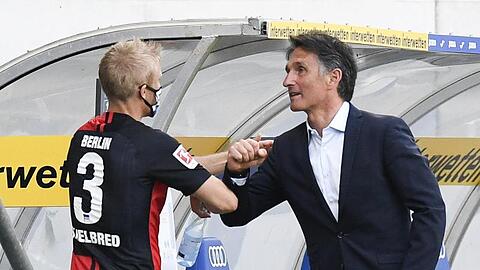 Premiere gelungen: Hertha-Coach Bruno Labbadia feiert mit Per Skjelbred den Sieg bei 1899 Hoffenheim.
