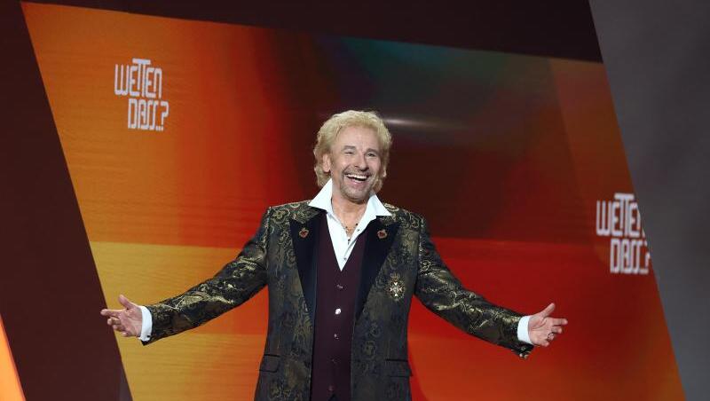Thomas Gottschalk kommt zu Beginn der Jubiläumsshow "Wetten, dass..?" auf die Bühne.