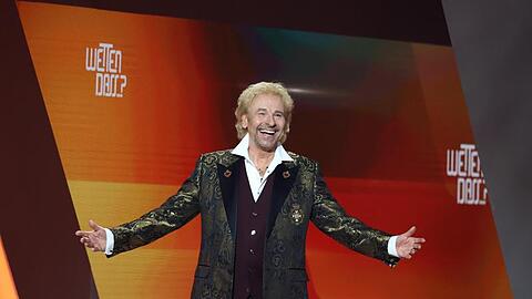 Thomas Gottschalk kommt zu Beginn der Jubiläumsshow "Wetten, dass..?" auf die Bühne.