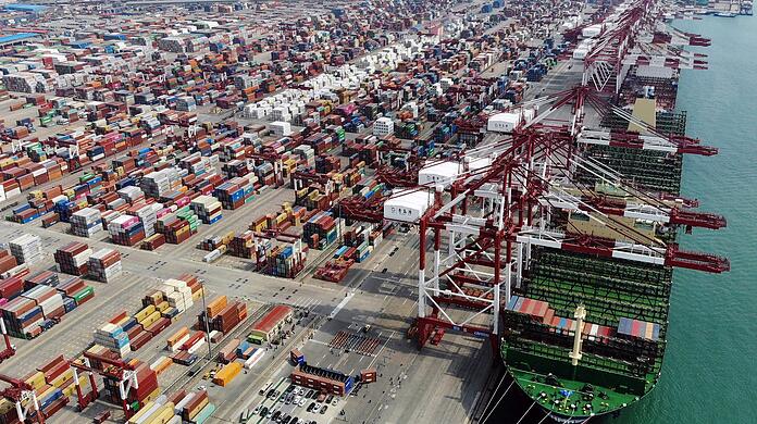 Die "HMM Algeciras" dockt am Hafen von Qingdao in der ostchinesischen Provinz Shandong an.