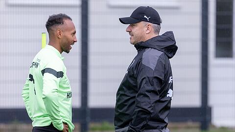 Fürths Trainer Alexander Zorniger (r) unterhält sich mit seinem Spieler Julian Green.