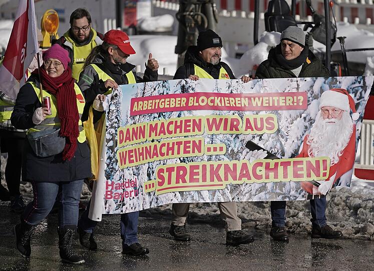 Am Odeonsplatz versammeln sich Mitarbeiter des Einzelhandels und aus dem öffentlichen Dienst, um zu protestieren.