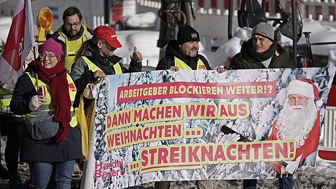 Am Odeonsplatz versammeln sich Mitarbeiter des Einzelhandels und aus dem öffentlichen Dienst, um zu protestieren.