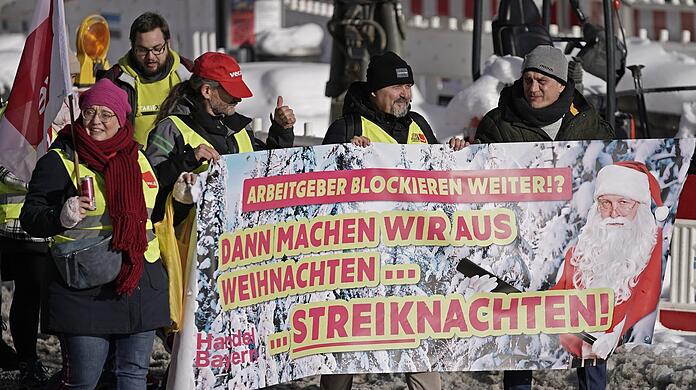 Am Odeonsplatz versammeln sich Mitarbeiter des Einzelhandels und aus dem öffentlichen Dienst, um zu protestieren.