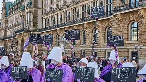 Tödliche Gewalt gegen Frauen durch Partner und Ex-Partner sollte nach Auffassung von Feministinnen nicht als "Beziehungstag" bezeichnet werden, sondern als Femizid. (Archivbild)