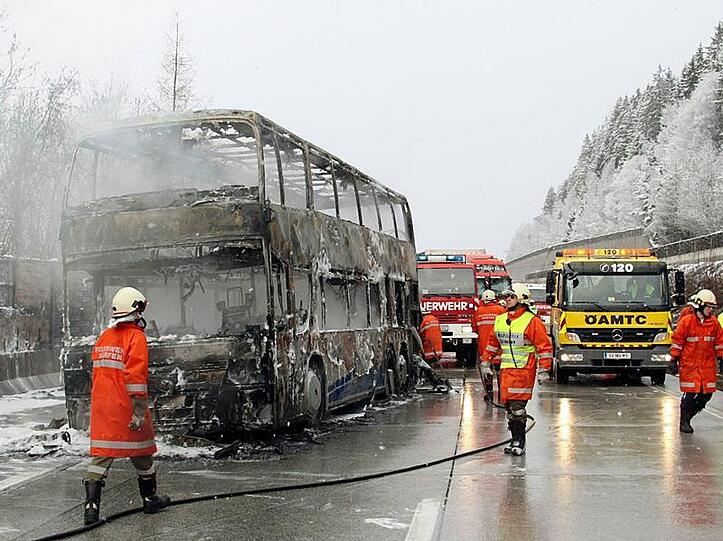 Nach Polizeiangaben wurde das Feuer im Motorraum möglicherweise durch einen Kabel- oder Elektronikdefekt ausgelöst.