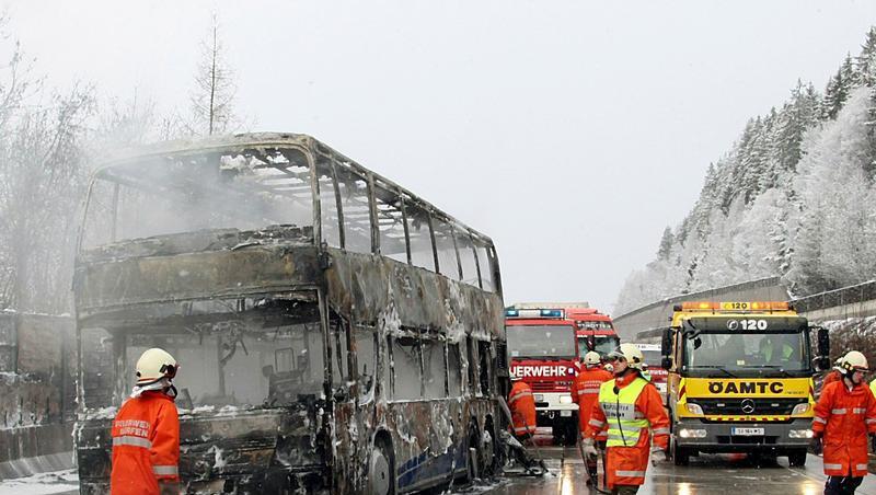 Nach Polizeiangaben wurde das Feuer im Motorraum möglicherweise durch einen Kabel- oder Elektronikdefekt ausgelöst. Nach Polizeiangaben wurde das Feuer im Motorraum möglicherweise durch einen Kabel- oder Elektronikdefekt ausgelöst.
