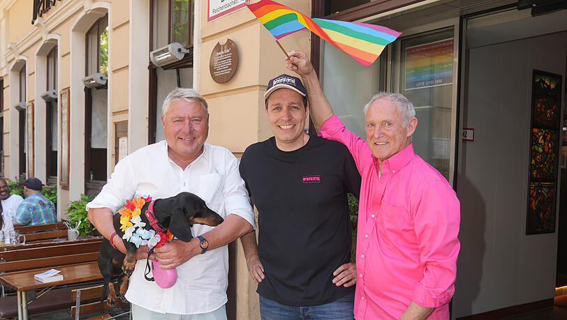 Deutsche-Eiche-Wirt Dietmar Holzapfel war mit seinem Sohn Roger Holzapfel-Barta und Ehemann Sepp Sattler bei der CSD-Parade dabei. Deutsche-Eiche-Wirt Dietmar Holzapfel war mit seinem Sohn Roger Holzapfel-Barta und Ehemann Sepp Sattler bei der CSD-Parade dabei.