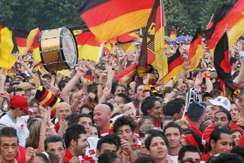 Partystimmung beim Public Viewing wie bei der EM 2008: Donnerstag und Sonntag geht&rsquo;s auf der Wöhrder Wiese um den Club.