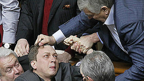 Handfeste Demokratie: Im Parlament von Kiew haben sich Abgeordnete geprügelt.