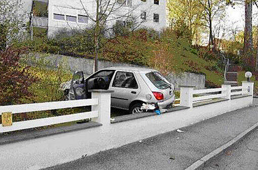 Der 89-jährige Fahrer dieses Ford Fiesta wurde beim Einparken schwer verletzt.