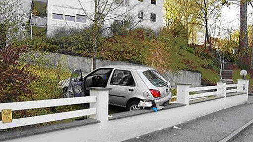 Der 89-jährige Fahrer dieses Ford Fiesta wurde beim Einparken schwer verletzt. Der 89-jährige Fahrer dieses Ford Fiesta wurde beim Einparken schwer verletzt.