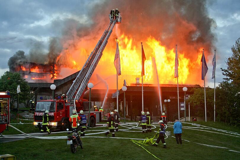 200 Badegäste sind bei Ausbruch des Brandes in dem Thermalbad. Sie fliehen teilweise nur in Badebekleidung ins Freie.