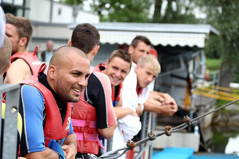 Andreas NeumeyerLöwen auf Wasserski: Die Spieler des TSV 1860 wechseln im Trainingslager in Bad Häring kurz einmal die Sportart.