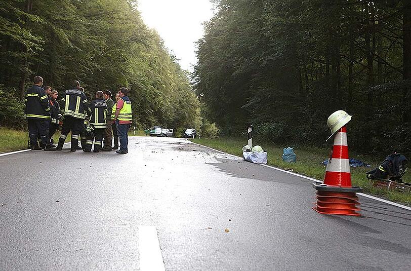 Nach einem schweren Verkehrsunfall im unterfränkischen Unterschleichach ist eine 19-jährige Frau gestorben. Die Bilder vom Unfallort.