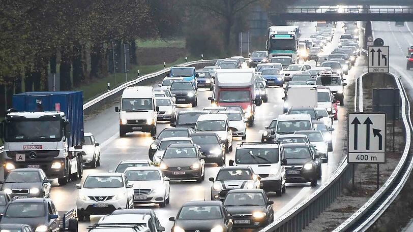 Ein LKW stellte sich auf der A99 bei Taufkirchen quer. Klicken Sie sich hier durch die Bilder!